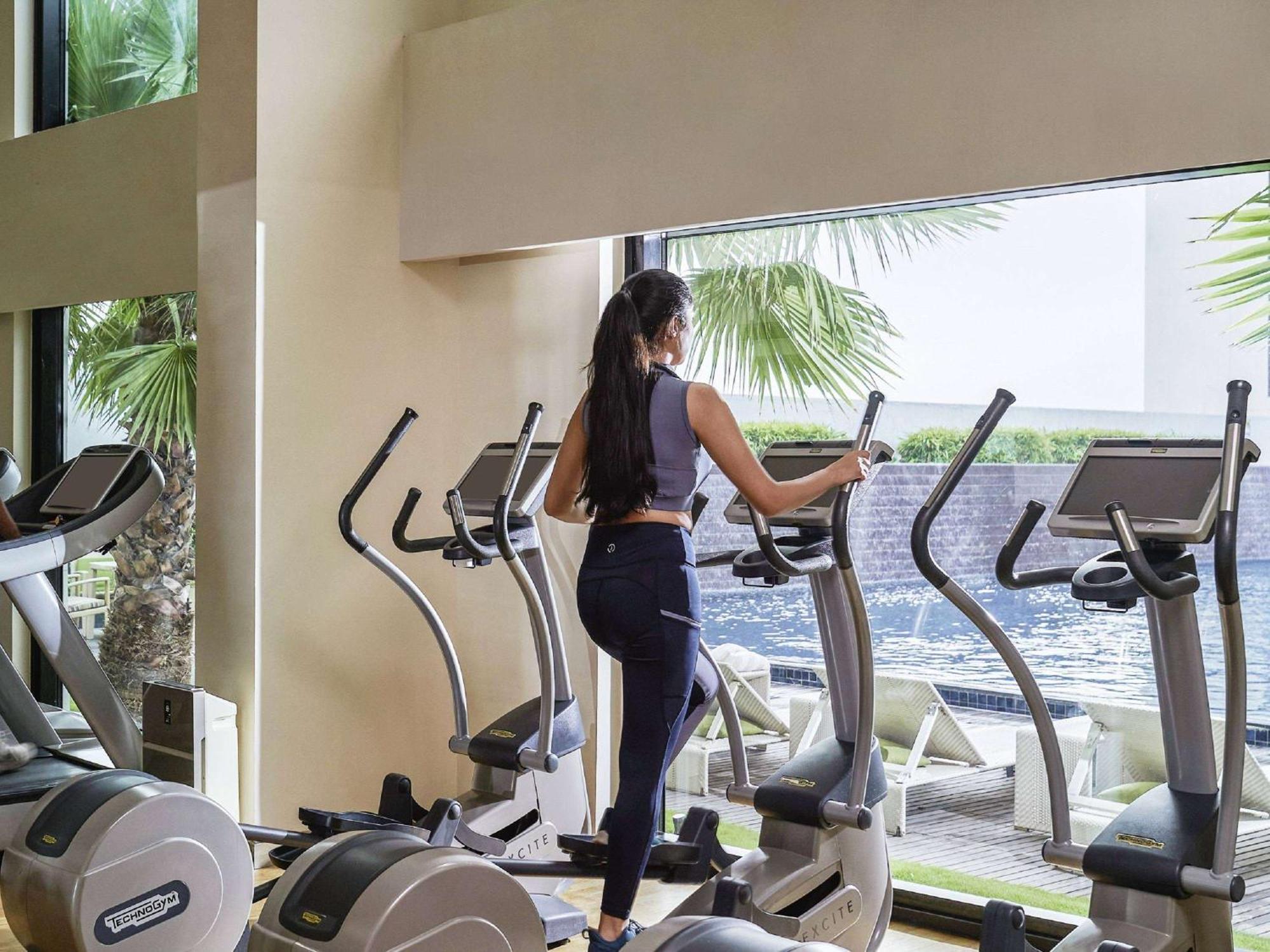 Pullman New Delhi Aerocity Exterior foto A woman on an elliptical trainer