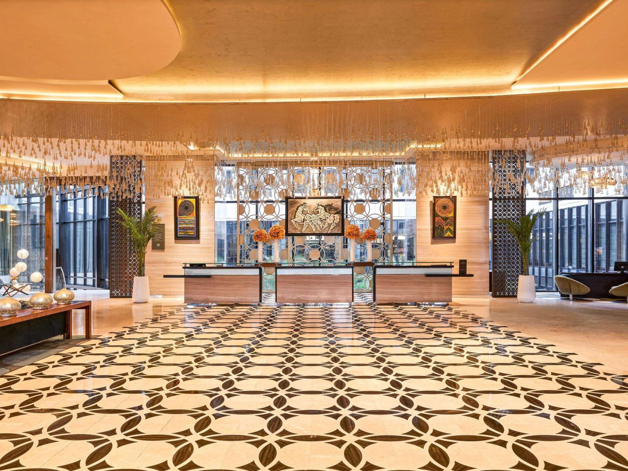 Pullman New Delhi Aerocity Exterior foto The lobby of the hotel