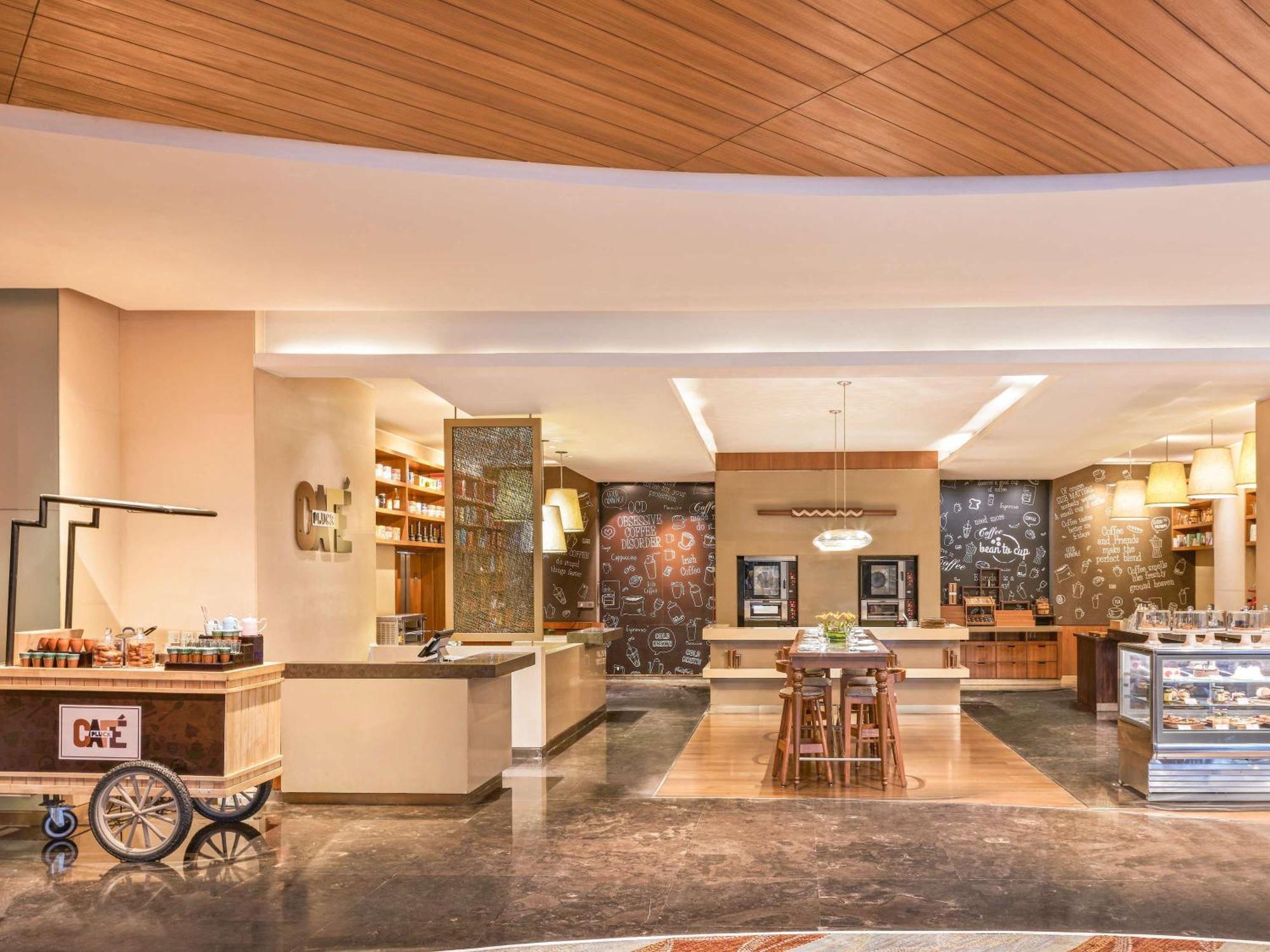 Pullman New Delhi Aerocity Exterior foto The lobby lounge