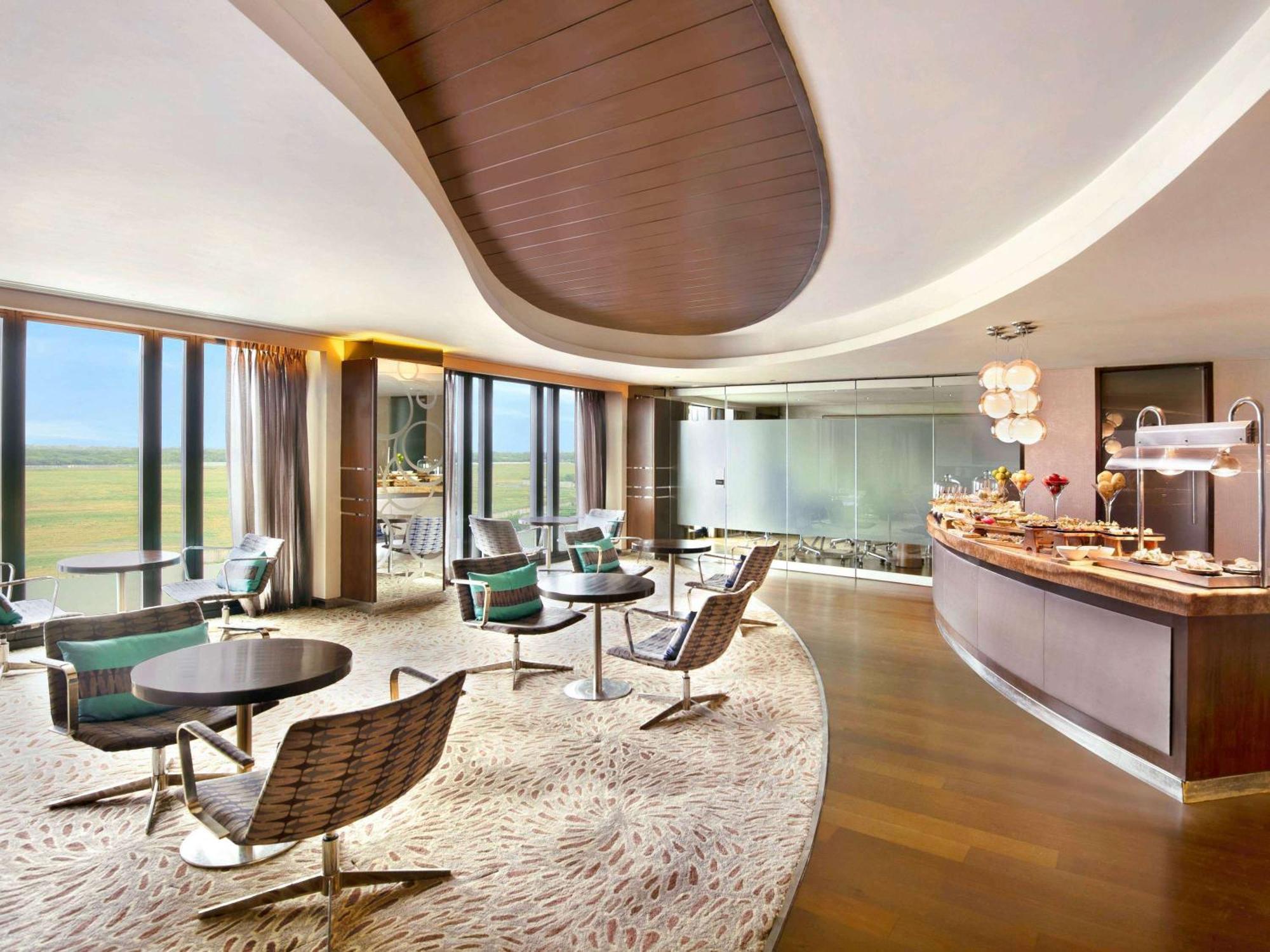 Pullman New Delhi Aerocity Exterior foto Club Lounge at KLIA