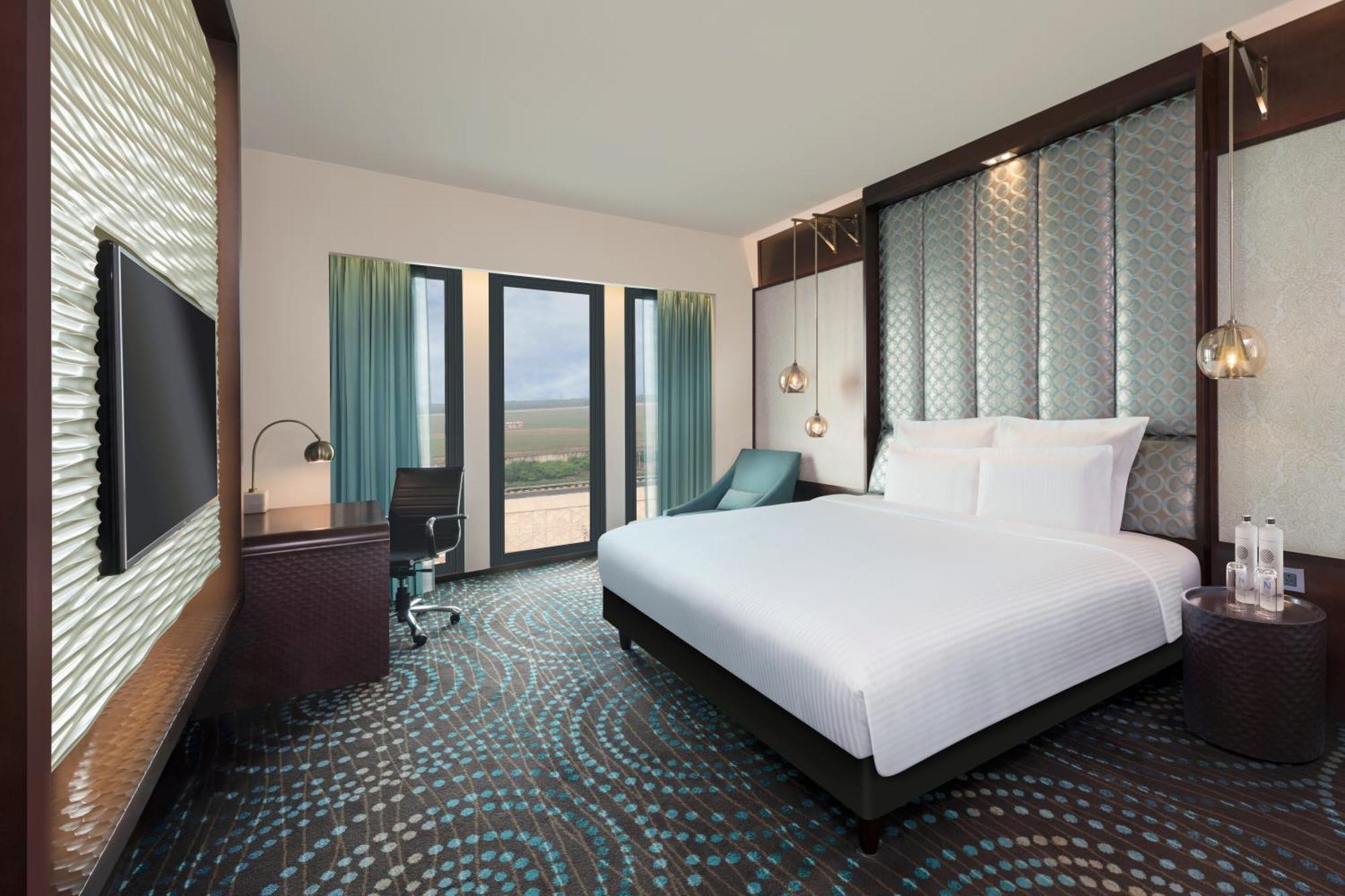Pullman New Delhi Aerocity Exterior foto A guest room at the hotel